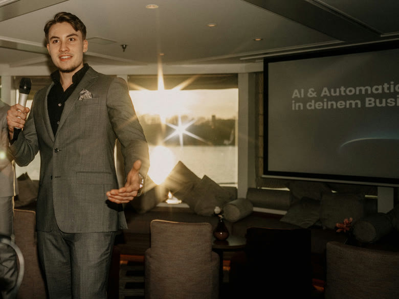 Nikita Sapunov auf der Bühne bei einem Unternehmer-Event, Vortrag über KI und Automatisierung im Business